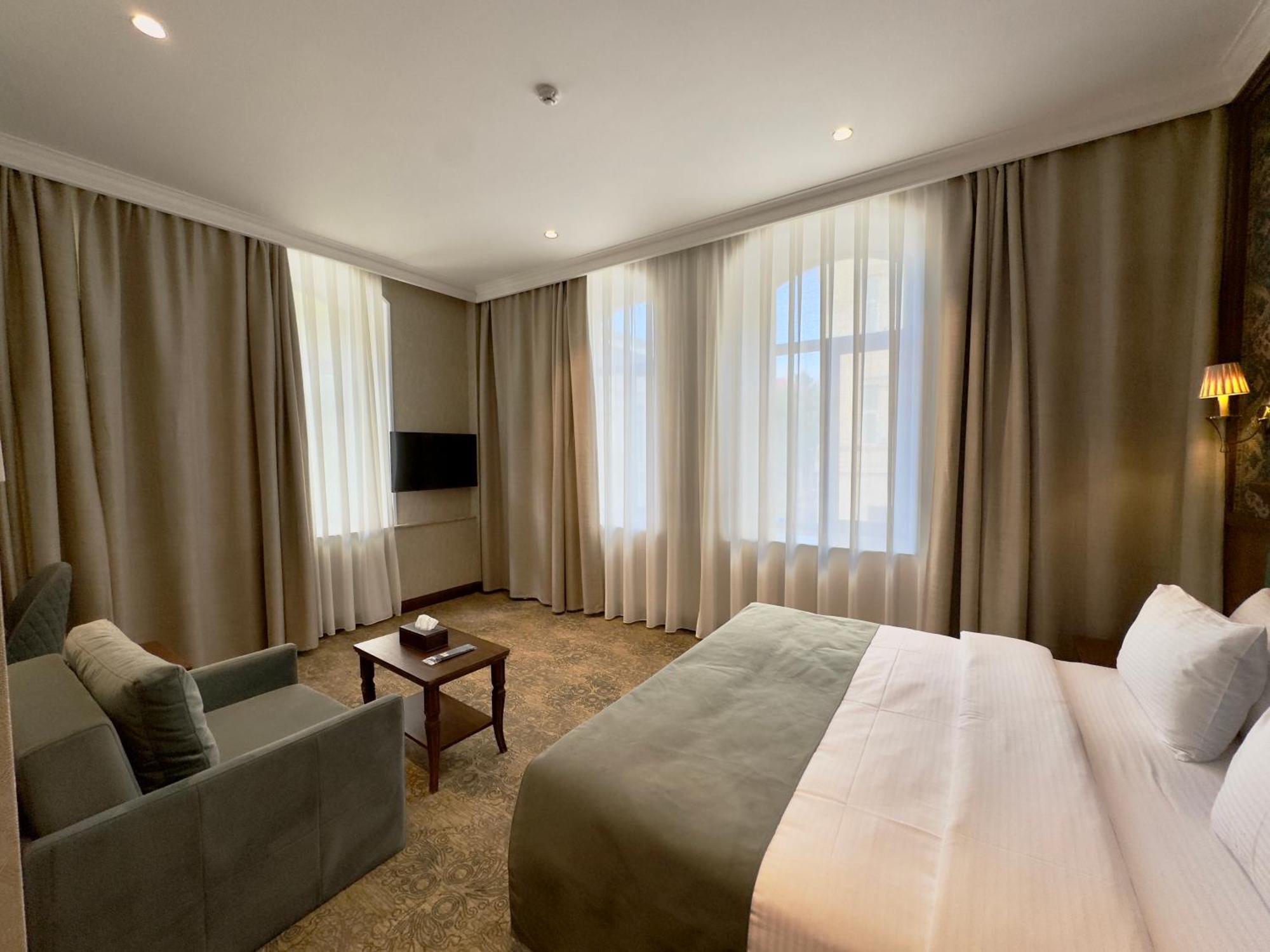 Midway Baku Hotel エクステリア 写真