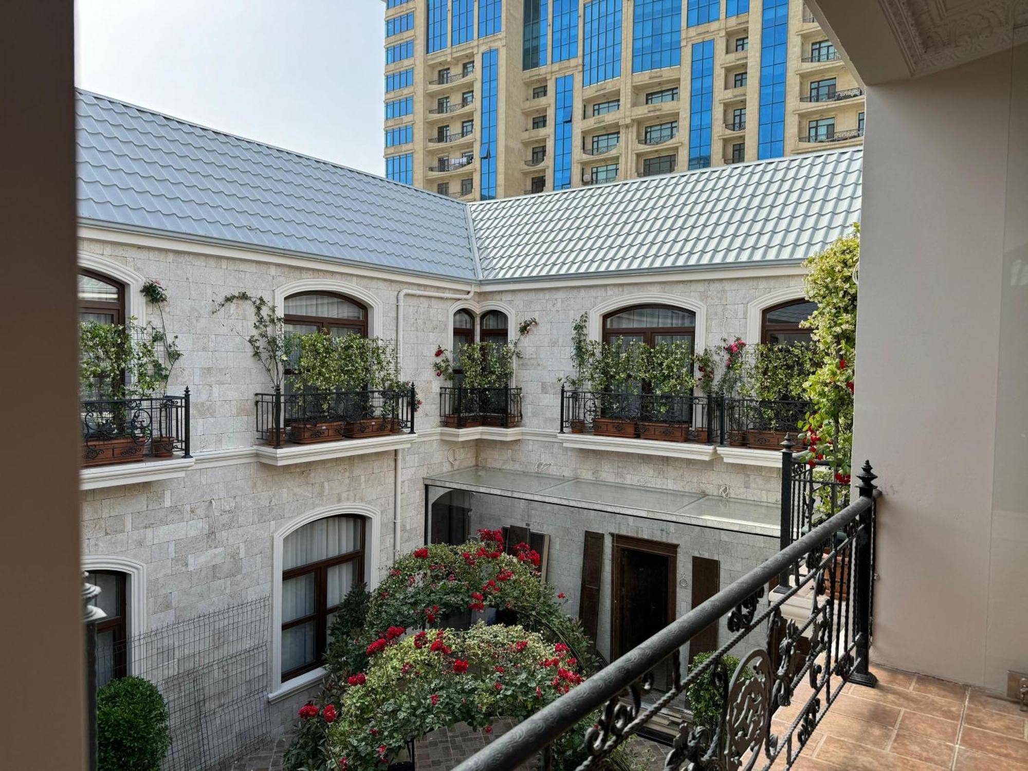 Midway Baku Hotel エクステリア 写真