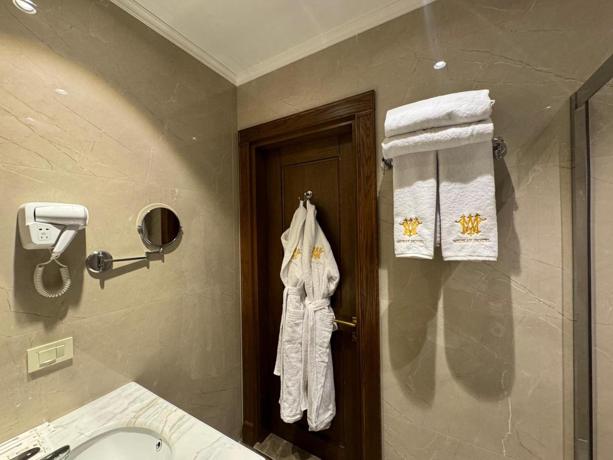 Midway Baku Hotel エクステリア 写真