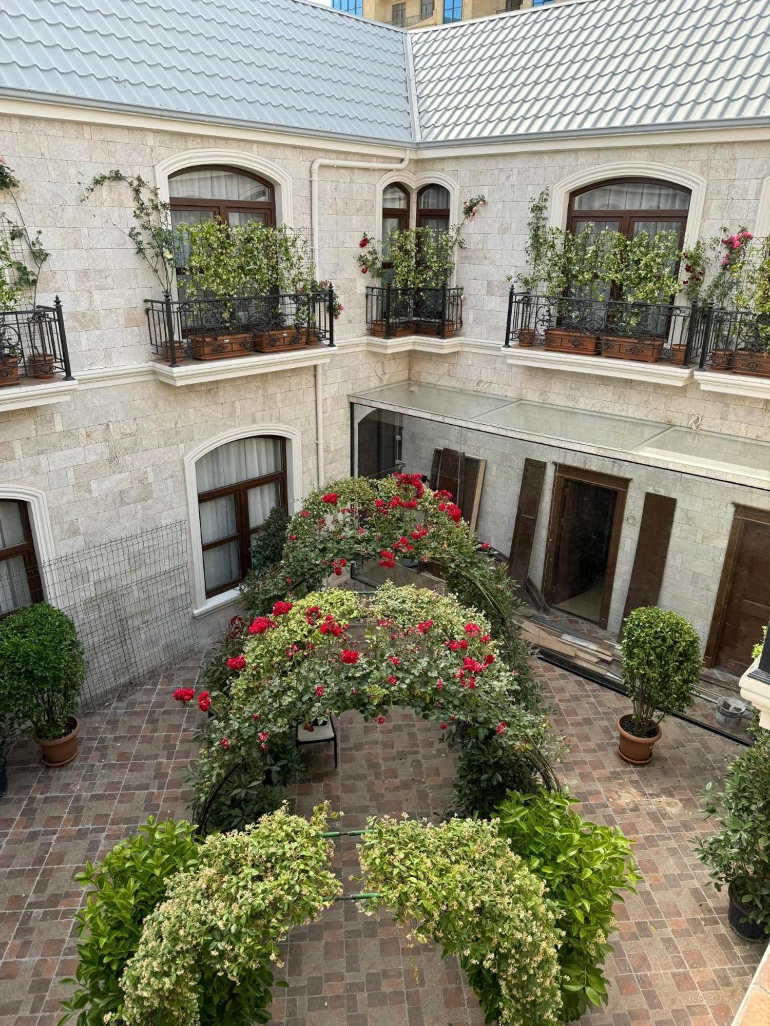 Midway Baku Hotel エクステリア 写真