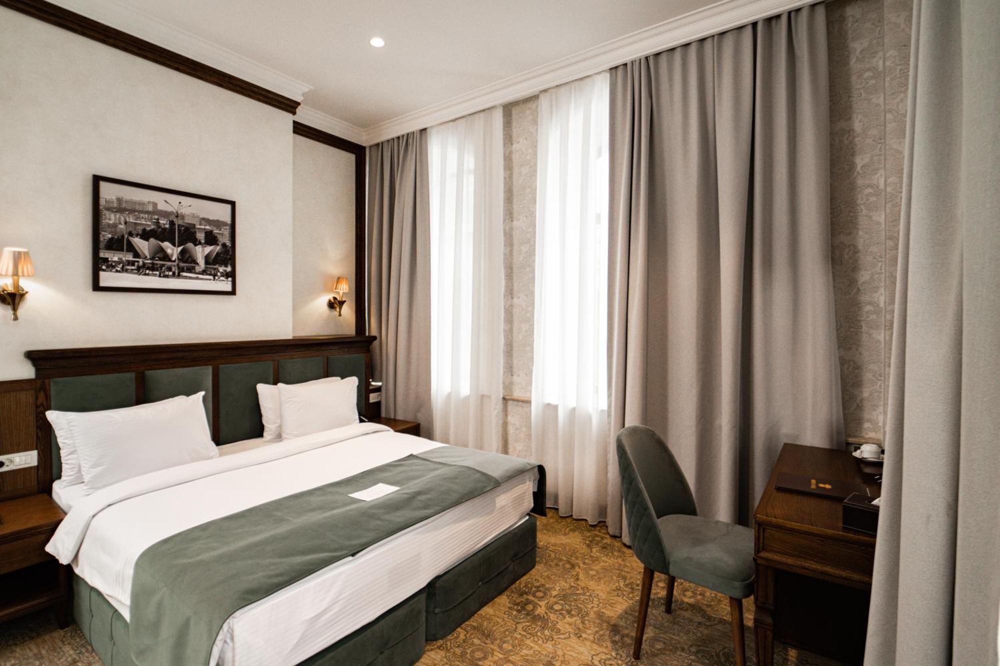 Midway Baku Hotel エクステリア 写真
